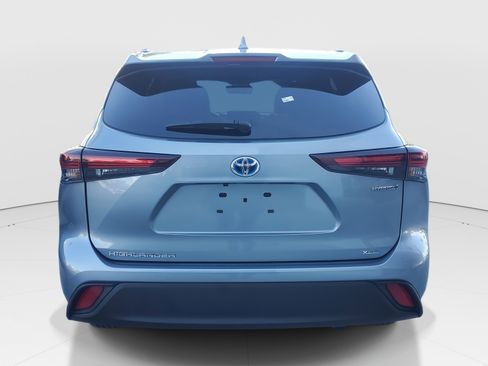 Used 2024 Toyota Highlander XLE image 6