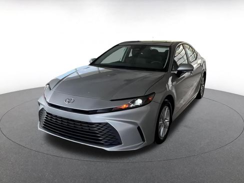 Used 2025 Toyota Camry LE image 5