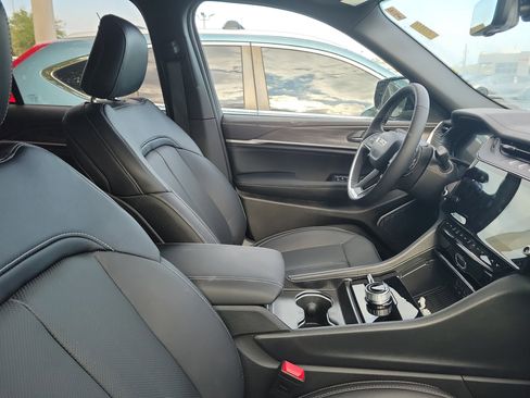 Used 2026 Jeep Grand Cherokee Limited image 9