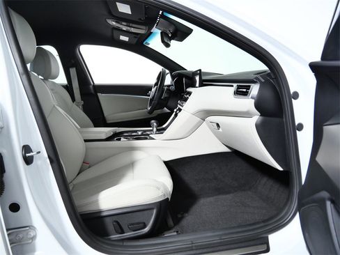 Used 2025 Genesis G70 2.5T image 11