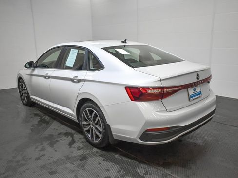 Used 2025 Volkswagen Jetta SE image 6