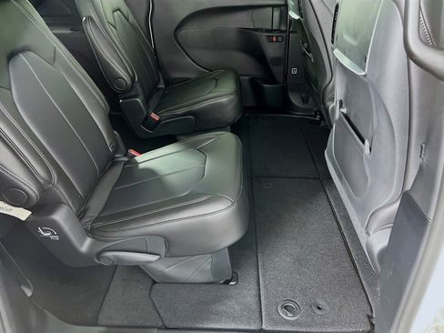 New 2026 Chrysler Pacifica Select FWD image 24