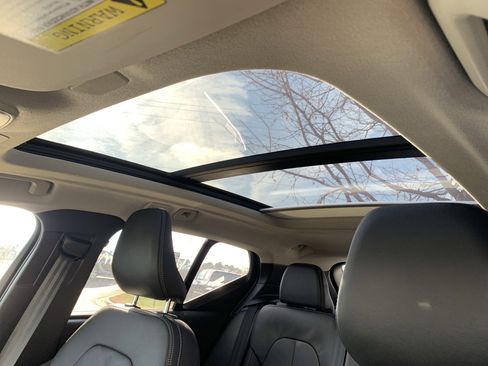 Used 2025 Volvo XC40 B5 Core image 28