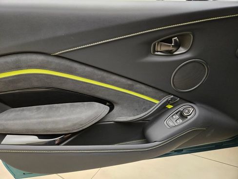 Used 2023 Aston Martin V8 Vantage Coupe RWD image 28