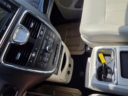 Used 2013 Chrysler Town & Country Touring-L w/ Driver Convenience Group FWD image 15