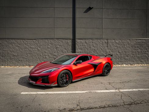 Used 2023 Chevrolet Corvette Z06 w/ Z07 Performance Package image 2