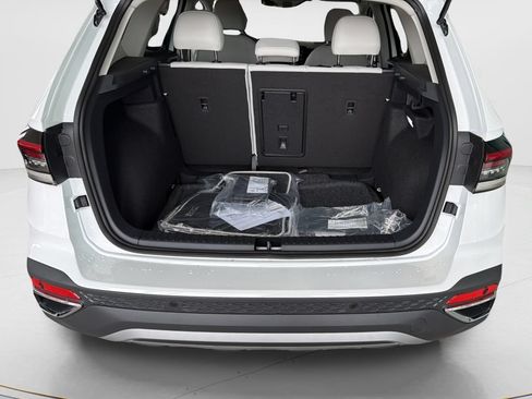 New 2026 Volkswagen Taos SE FWD image 11