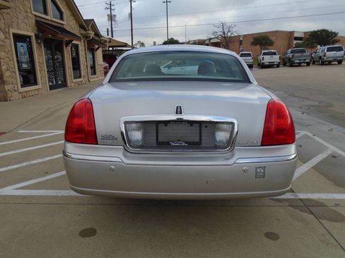Used 2004 Lincoln Town Car Signature image 6