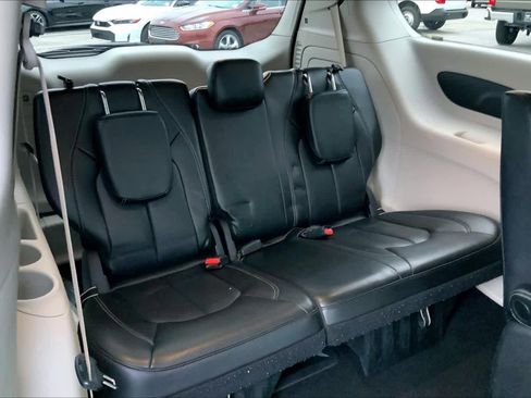 Used 2023 Chrysler Pacifica Touring-L FWD image 18