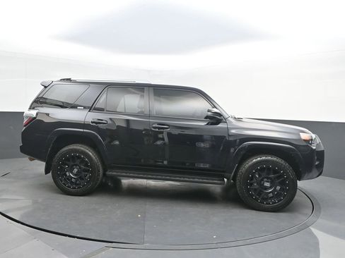 Used 2017 Toyota 4Runner SR5 AWD/4WD image 8