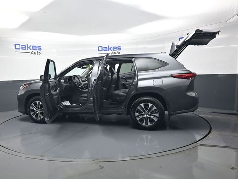 Used 2023 Toyota Highlander XLE AWD/4WD image 57