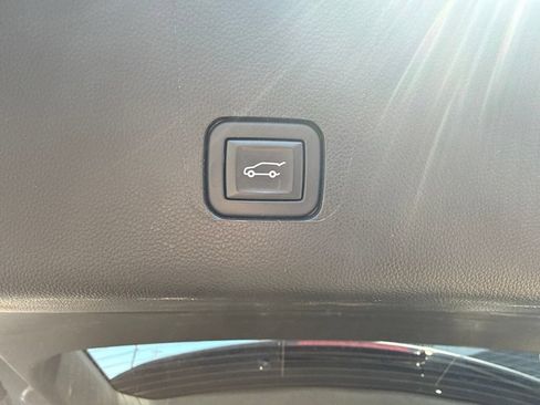 Used 2023 Chevrolet Traverse LT w/ Rear Camera Mirror Package AWD/4WD image 13