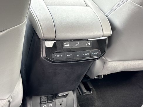 Used 2024 Toyota Highlander Limited image 17