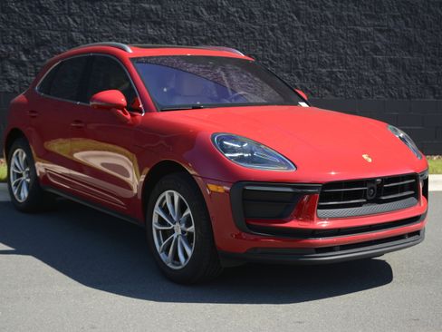 Certified 2026 Porsche Macan AWD/4WD image 9