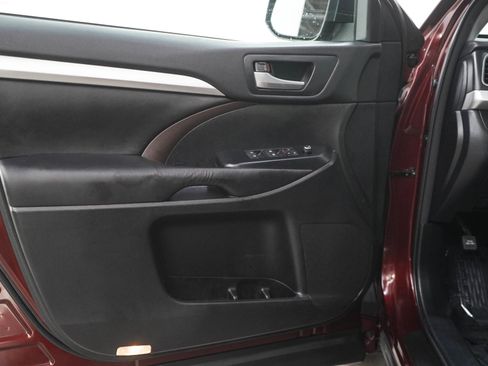 Used 2017 Toyota Highlander XLE AWD/4WD image 19