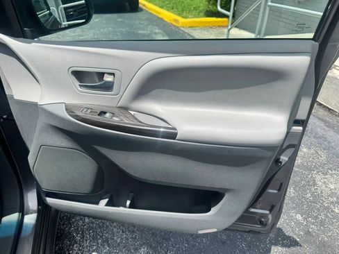 Used 2015 Toyota Sienna XLE w/ XLE Navigation Package FWD image 27