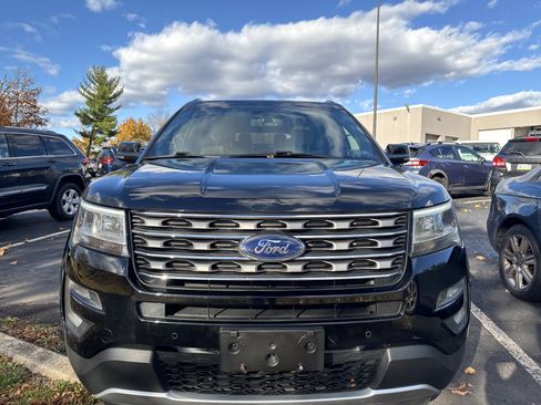Used 2017 Ford Explorer XLT w/ Equipment Group 202A image 2