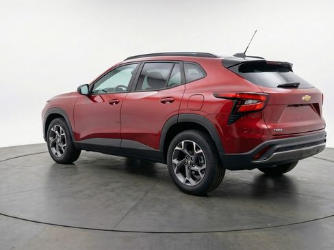 Used 2025 Chevrolet Trax LT w/ LT Convenience Package image 6