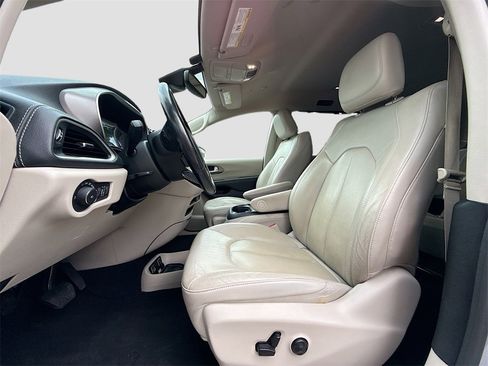 Used 2021 Chrysler Pacifica Touring-L image 22