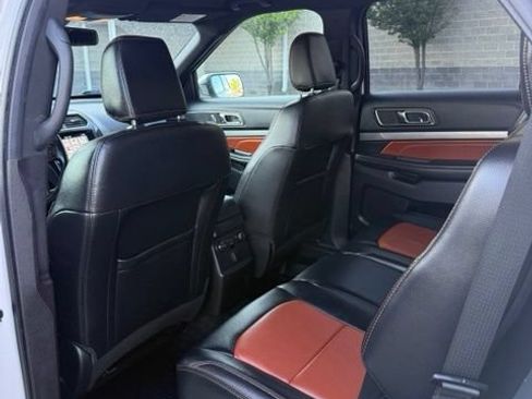 Used 2019 Ford Explorer XLT w/ Equipment Group 202A AWD/4WD image 35
