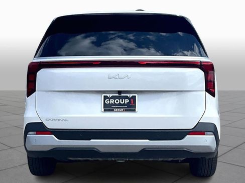 Used 2025 Kia Carnival image 5