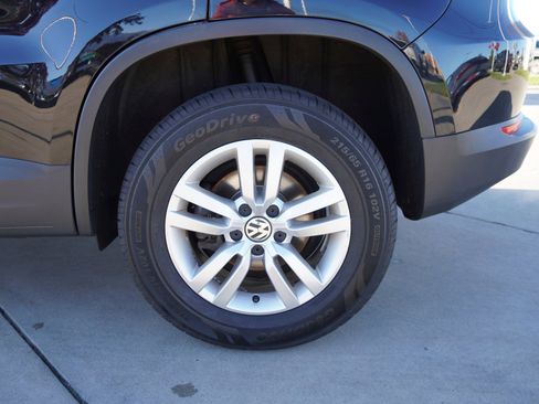 Used 2017 Volkswagen Tiguan S image 12