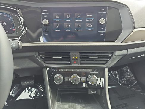 Used 2020 Volkswagen Jetta SEL Premium image 19