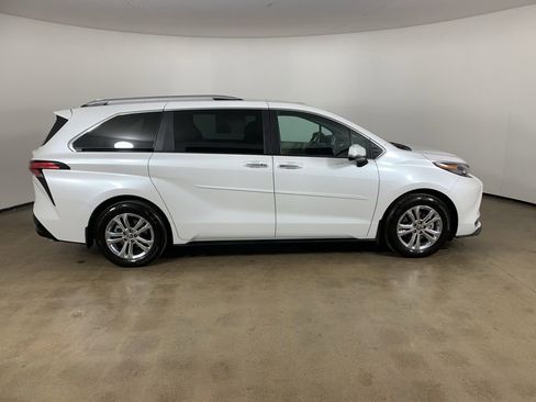 Used 2024 Toyota Sienna Platinum image 7