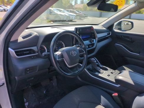 Used 2023 Toyota Highlander LE AWD/4WD image 13