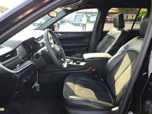 Used 2023 Jeep Grand Cherokee Altitude AWD/4WD image 11