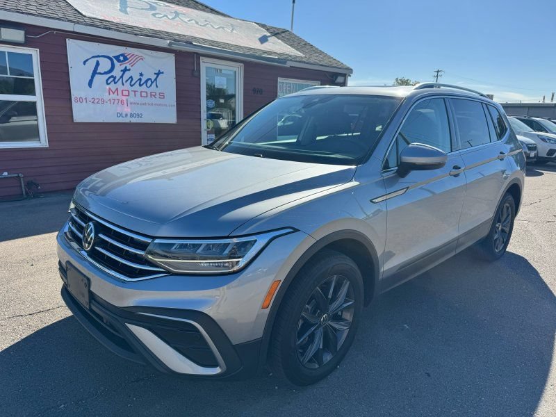 Used 2023 Volkswagen Tiguan SE AWD/4WD image 1