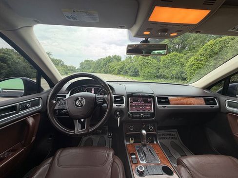 Used 2012 Volkswagen Touareg TDI AWD/4WD image 11