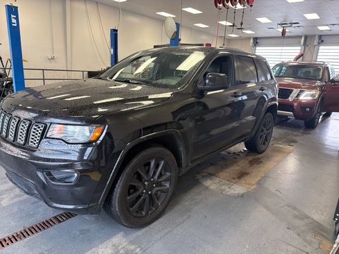 Used 2019 Jeep Grand Cherokee Altitude AWD/4WD image 7