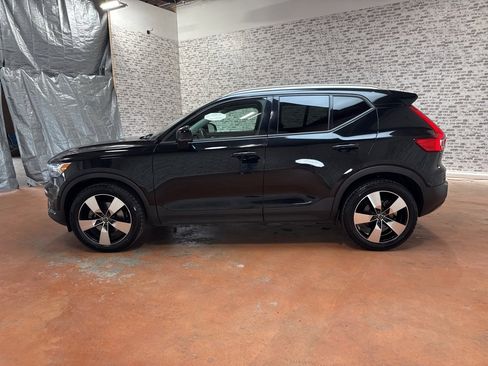 Used 2021 Volvo XC40 T5 Momentum w/ Protection Package Premier image 4