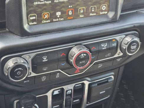 Used 2020 Jeep Wrangler Unlimited Sahara AWD/4WD image 19