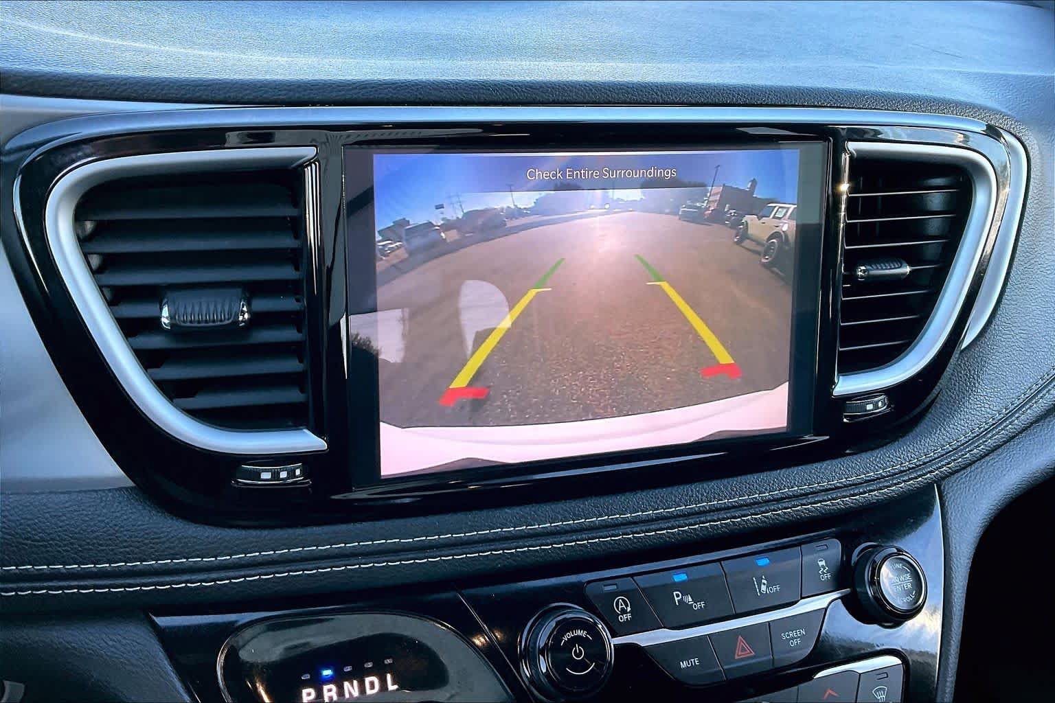 Used 2025 Chrysler Pacifica Limited FWD image 26