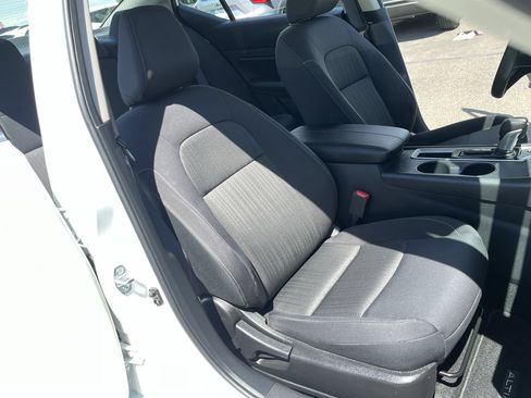 Used 2025 Nissan Altima 2.5 SV FWD image 24