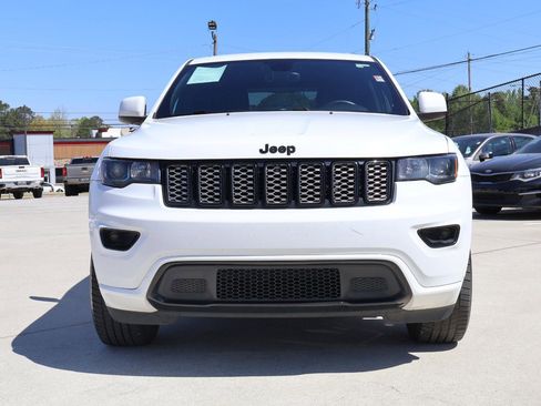 Used 2018 Jeep Grand Cherokee Altitude image 10