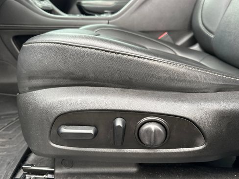 Used 2021 GMC Acadia SLT w/ Elevation Edition image 12