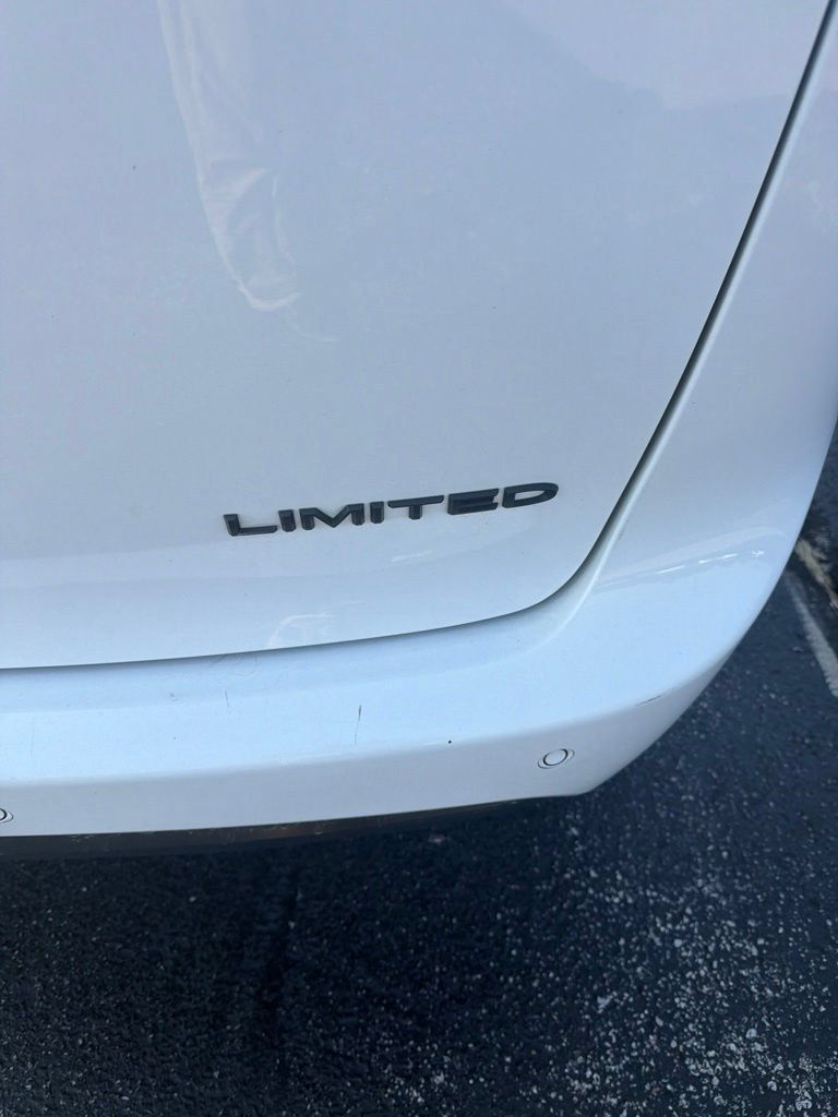 Used 2025 Chrysler Pacifica Limited FWD image 4