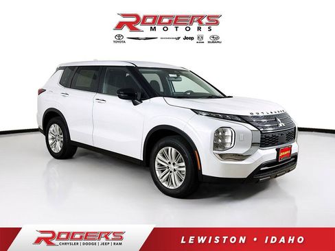 Used 2024 Mitsubishi Outlander ES image 1