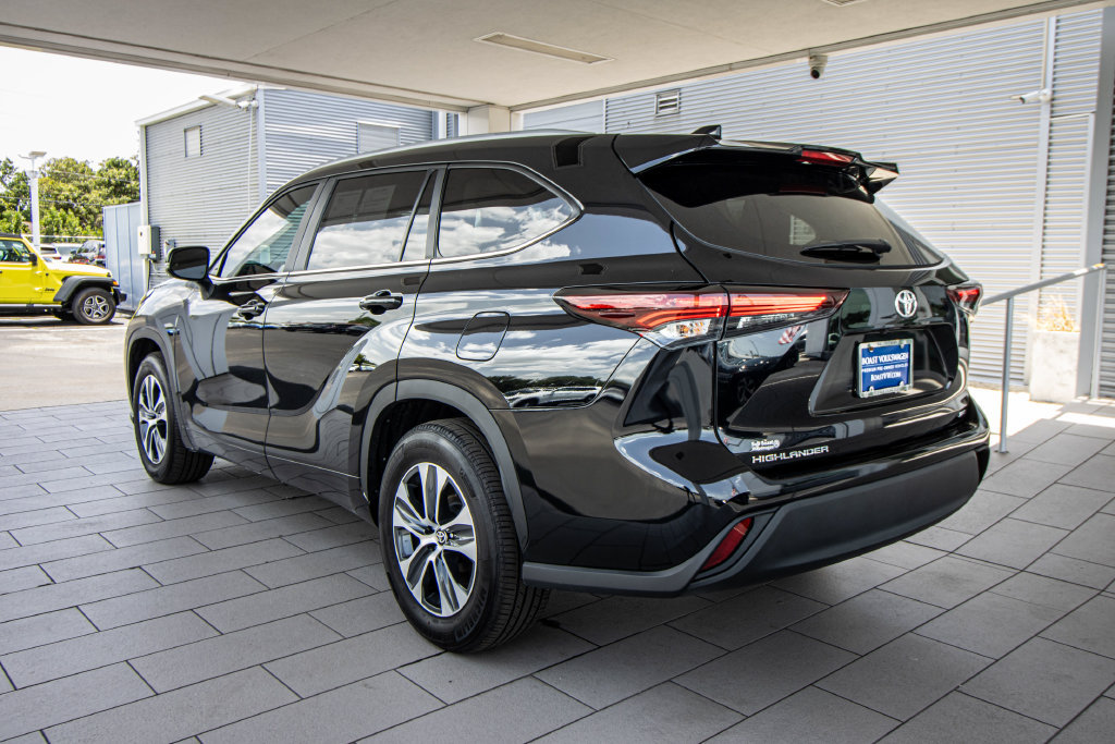 Used 2024 Toyota Highlander XLE FWD image 12