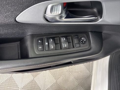 Used 2021 Chrysler Pacifica Touring w/ S Appearance Package FWD image 12