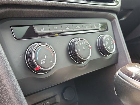 Certified 2022 Volkswagen Taos SE w/ Panoramic Sunroof Package image 17