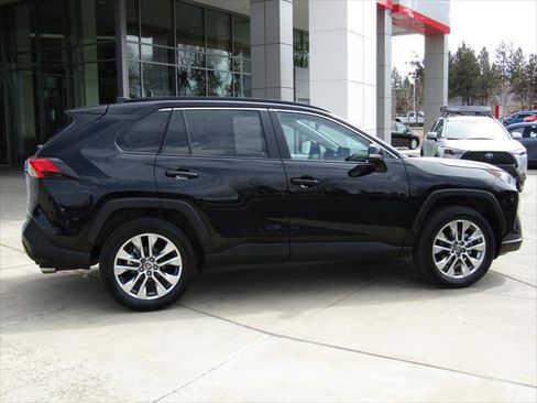 Certified 2021 Toyota RAV4 XLE Premium image 6