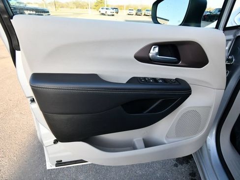 Used 2024 Chrysler Voyager LX FWD image 10