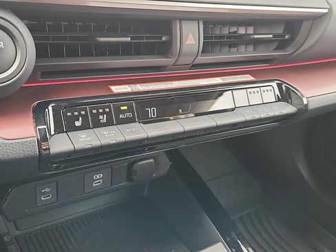 Certified 2025 Toyota Prius XSE Premium image 17