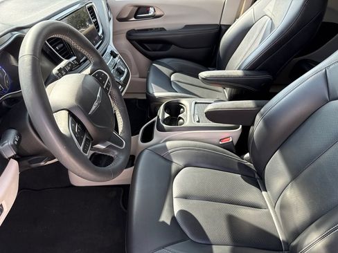 Used 2023 Chrysler Pacifica Touring-L FWD image 19
