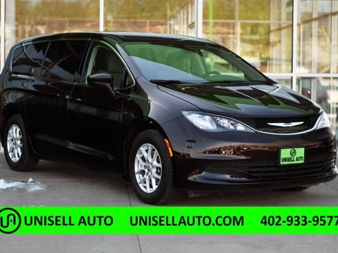 Used 2017 Chrysler Pacifica Touring image 1