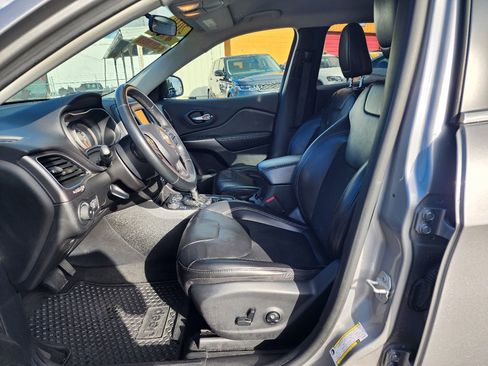 Used 2019 Jeep Cherokee Latitude Plus w/ Cold Weather Group image 12